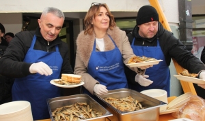 Za Badnjak Udruženje obrtnika Požega i TZ grada pripremili 1.000 girica za građane u Pješačkoj zoni uz Božićni sajam