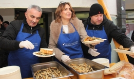 Za Badnjak Udruženje obrtnika Požega i TZ grada pripremili 1.000 girica za građane u Pješačkoj zoni uz Božićni sajam