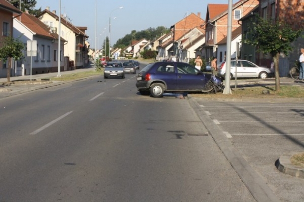 Opelom udario u BMW pa u stup