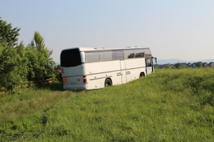 Otuđenim autobusom zabili se u nasip Veličanke