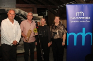 Pobjednik 7 . Vinum et poeta - Večeri poezije i vina poznati sisački pjesnik Bogdan Arnatović iz zbirke &quot;Meridijan vinograda&quot;
