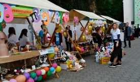 Učenici Katoličke gimnazije organizirali humanitarni štand Sajam igračaka &quot;Srce za Luku&quot;