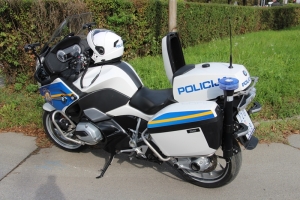 22-godišnjak bježao vozilom od policajca na motoru pa ga i tjelesno napao sa troje pomagača