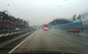 Vozači oprez, DANAS na ljetnoj kiši cesta može biti skliska poput poledice – nogu s gasa!
