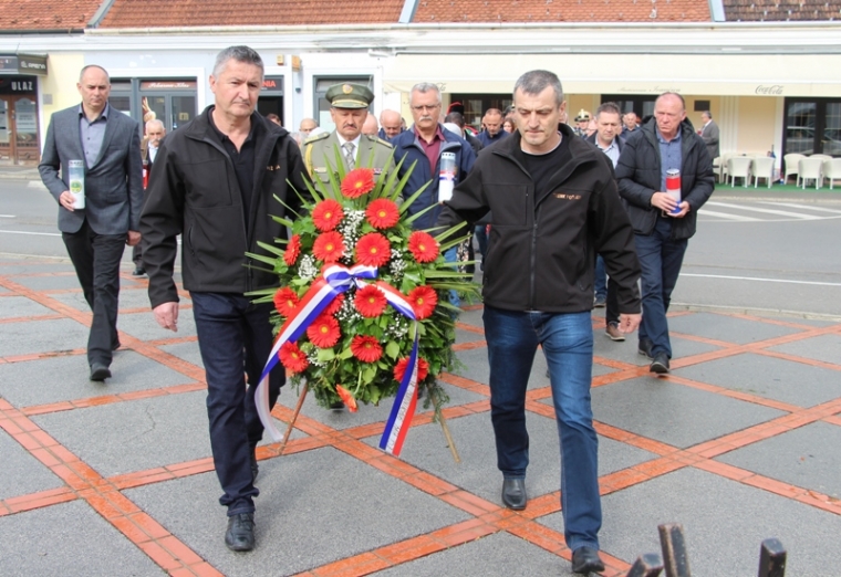 Uz sjećanje na VRO „Bljesak“ i poginule hrvatske branitelje položeni vijenci i svijeće uz spomenik 123. brigade HV