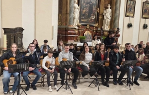 Kutjevački tamburaški orkestar zasvirao na božićnim misnim slavljima