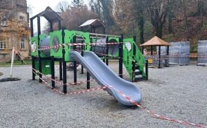 Dječje igralište "Pod gradom" dobiva nova igrala i sprave uz novu sigurnu podlogu u samom centru grada