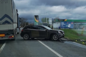 Sletio s ceste &quot;Mercedesom&quot; u putni kanal pa odbačen nazad na cestu i pri tome ozlijeđen