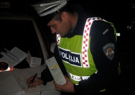 Čak dvaput zaustavili 20-godišnjaka iza ponoći s alkoholom - završio na spavanju u posebnoj prostoriji policije