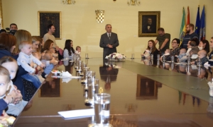 U Gradskoj vijećnici gradonačelnik Borislav Miličević primio 36 najmlađih Požežana - novorođene bebe 14 djevojčica i 22 dječaka