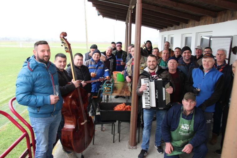 Na tradicionalnom kolinju Vetovčani priredili 150 kg kobasica i slanine za „vincelovski ražanj“, a suhog mesa za 1.000 porcija graha