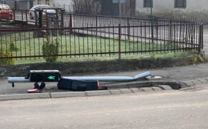 27-godišnjjak u Požegi u raskrižju udario teretnim automobilom u semafor i pobjegao