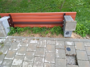 Verbalno i tjelesno napao 31-godišnjakinju a alkoholizirani 15-godišnjak pravio nered i prevrtao klupe u parku