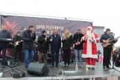 Grad Pleternica prva dočekala Novu godinu sa djecom i njihovim roditeljima uz Pet tamburaša i Djeda Borisa