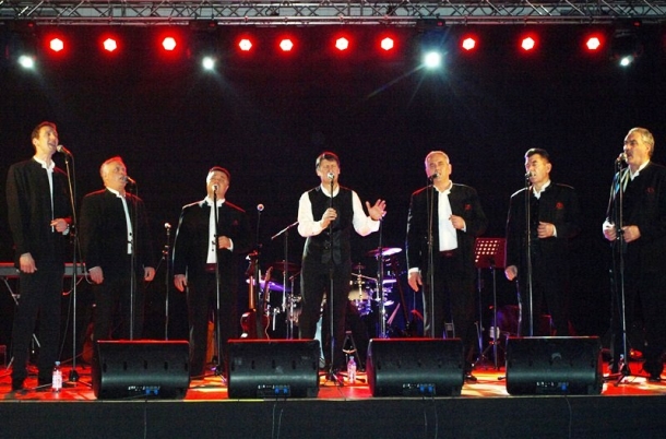 Tomislav Bralić & Klapa Intrade i Bosutski Bećari zadivili Brodsku publiku