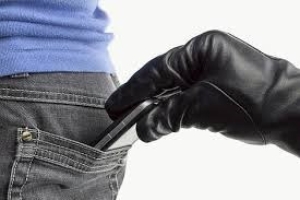 Osumnjičeni 26-godišnjakinja i 36-godišnjak iz Požege za krađu dva mobitela noćas u Šijačkoj ulici od neopreznog 27-godišnjaka
