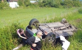 73-godišnji vozač vozilom sletio u putni kanal i prevrnuo se na krov - teško je ozlijeđen