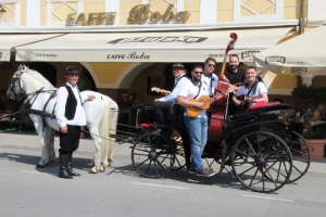 Tamburaški sastav „Lajbeki“ svirali u kočiji na požeškom trgu i Kavani „Boba“