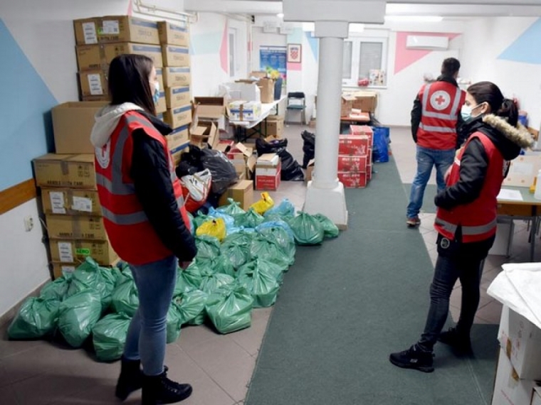 Tri tone hrane i drugih potrepština za potresom pogođeno područje prikupljeno u Crvenom križu Požega