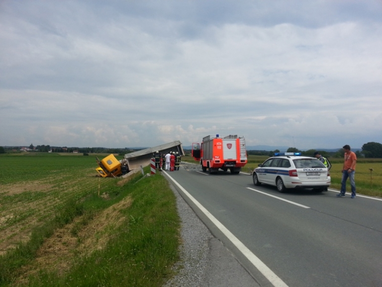 Automobilom podletio pod kamion i smrtno stradao