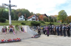 Polaganje vijenaca povodom blagdana Svih svetih i Dušnog dana kod Centralnog križa na groblju sv. Ilije