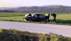 20-godišnji vozač izlazeći velikom brzinom iz naselja Bertelovci na raskrižju se nije mogao zaustaviti nego je sletio na poljoprivrednu površinu