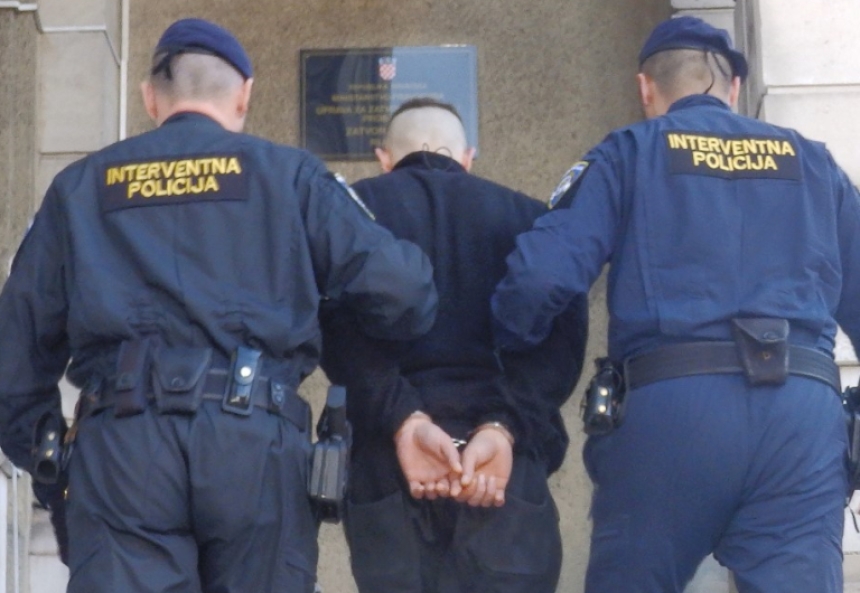 Policijska kontrola zaustavila automobil kod Tominovca a vozač nestao - pronašli 19-godišnjaka sa zabranom vožnje pa ga uhitili i oduzeli vozilo
