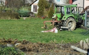 44-godišnji vozač uz alkohol od 1,95 promila zbog neprilagođene brzine udario u traktor i priključak te završio u kanalu