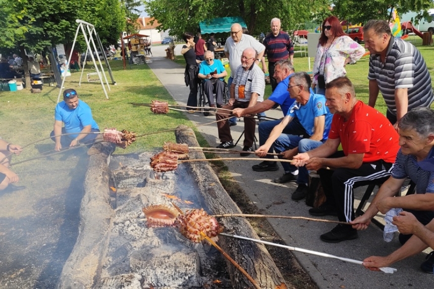 20 ekipa se okušalo u pripremi "slaninske ruže" na 8. Slanvinu - najbolji Udruga OSI, Planinari sekcije Zakorenje, Vinokap ogranak Požega a najljepšu su ispekli KUD "Berda" Brestovac