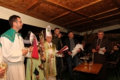 Mošt krstio vinski biskup Fio uz pomoć fratra Kitokreta