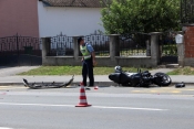Motociklom udario u Renaulta koji je skretao na kolni ulaz
