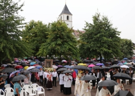 Na blagdan Gospe Voćinske vjernici iz cijele Požeške biskupije hodočastili Gospi Voćinskoj - tradicionalno veliki broj pješaka uputio se do svetišta u Voćinu