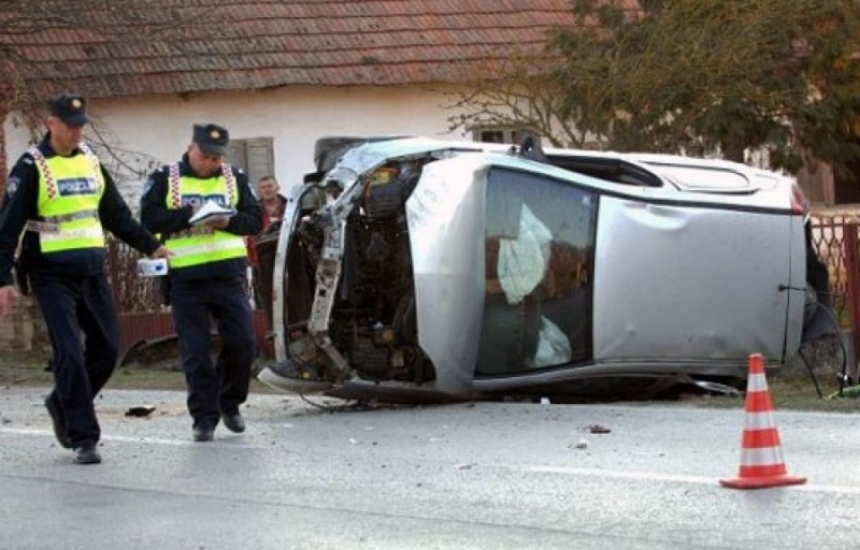 27-godišnji vozač uz alkohol i neprilagođenom brzinom sletio s ceste u Vidovcima i prevrnuo automobil na bok
