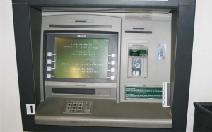 Na bankomata mu skinuli novac, a prilikom čišćenja kanalizacije pronašao pištolj i streljivo