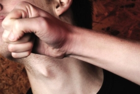 U Crkvenim Vrhovcima u dvorištu 25-godišnjak uz alkohol od 1,36 promila napao 53-godišnjaka - dobio smještaj u policijskoj postaji