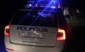 73-godišnja vozačica udarila vozilom u policijski auto sa svjetlosnim znakovima koje je predvodilo kolonu vozila pod pratnjom