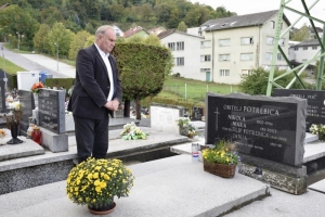 U spomen na istaknute požeške povjesničare zapaljene svijeće na grobovima