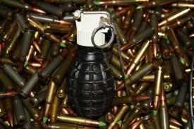 Anonimni Pleterničanin dragovoljno predao pušku i streljivo a 31-godišnjak u Poreču pri poljoprivrednim radovima pronašao bombu