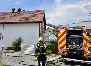 Požar nakon udara groma oštetio tri obiteljske kuće