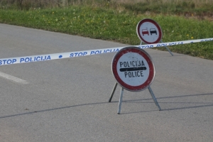 32-godišnja vozačica uslijed neprilagođene brzine sletjela s ceste i udarila u kolni prilaz - ozlijeđena je