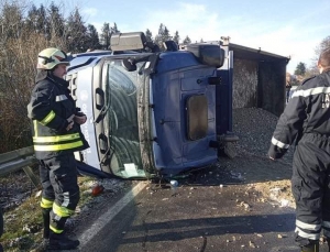 Uslijed neprilagođene brzine prevrnuo šleper i rasuo tucanik a Citroenom oduzeo prednost Volkswagenu u raskrižju