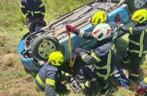 Vozač 62-godine kod Jakšića pod utjecajem alkohola izazvao prometnu nesreću – automobil se prevrnuo