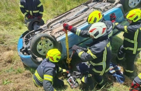 Vozač 62-godine kod Jakšića pod utjecajem alkohola izazvao prometnu nesreću – automobil se prevrnuo