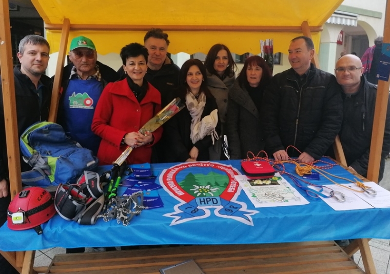 HPD "Sokolovac" na info štandu provirali planinarenje i rad društva