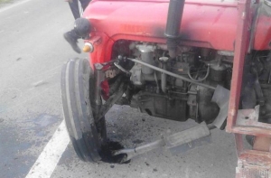 50-godišnjak vozio neregistrirani traktor kroz Jakšić - uključivao se u promet i udario u automobil 18-godišnjakinje