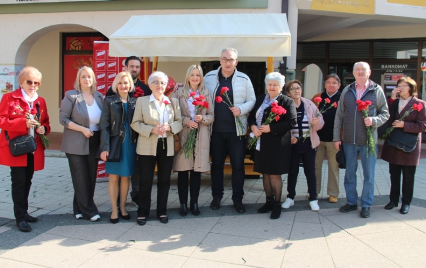 Tradicionalno članovi SDP Požega čestitali Međunarodni dan žena uz karanfil