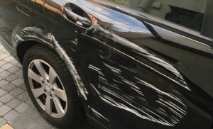 80-godišnji vozač u Osječkoj ulici u Požegi obilazio vozilo pa udario u parkirani automobil 25-godišnjaka - nakon toga je pobjegao