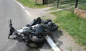 27-godišnjak kroz Ruševo vozio prikolicu i traktor iz kojega je curilo ulje - na ulje naletio 26-godišnji motociklist koji je pao