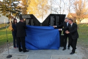 Žrtvama su podigli spomenik za sjećanje i vječni trag budućim generacijama