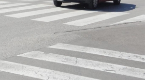 27-godišnji vozač skrećući ulijevo u raskrižju nije smanjio brzinu te je udario u 47-godišnju pješakinju na pješačkom prijelazu i ozlijedio je